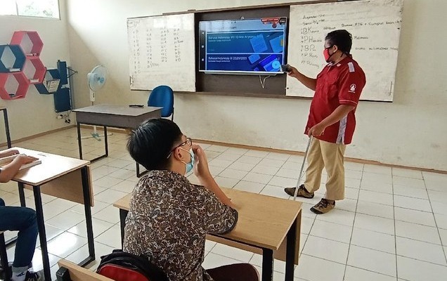 Erik, Semangat Mengajar Meski dengan Kaki Palsu