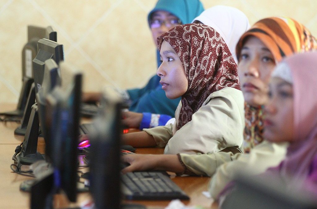 Rini Tanpa Telapak Tangan Belajar Operasikan Komputer