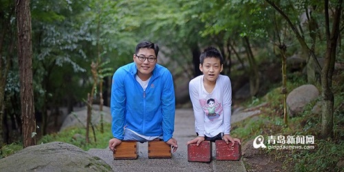 Gao & Chen Tanpa Kaki  Daki Gunung Dengan Balok Kayu
