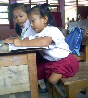 Dewi Bocah SD yang Cacat Fisik itu Ingin Menjadi Guru