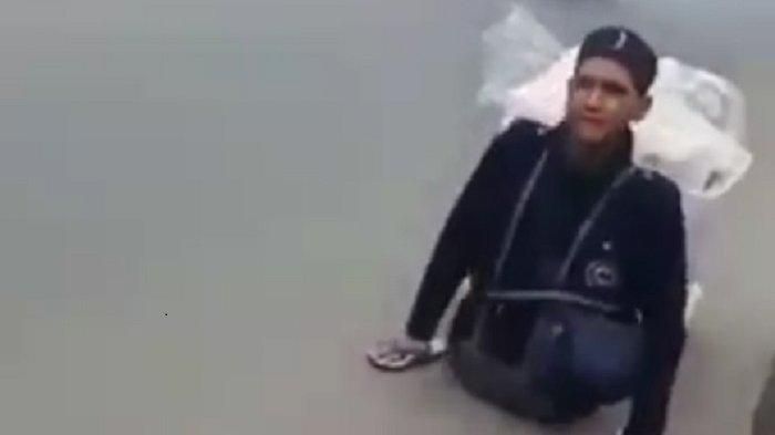 Tidak Memiliki Kaki Bukan Penghalang Acepudin Berjualan