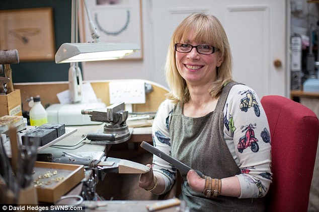 Annette, Desainer Hebat Tanpa Kedua Tangan