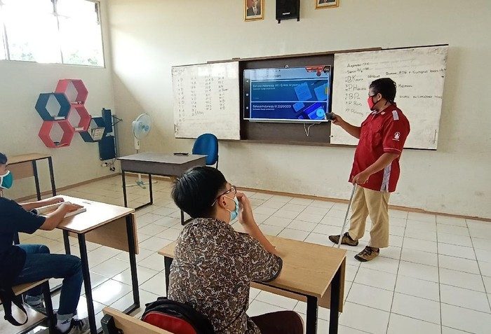 Guru Dengan Kaki Palsu Tetap Semangat Mengajar