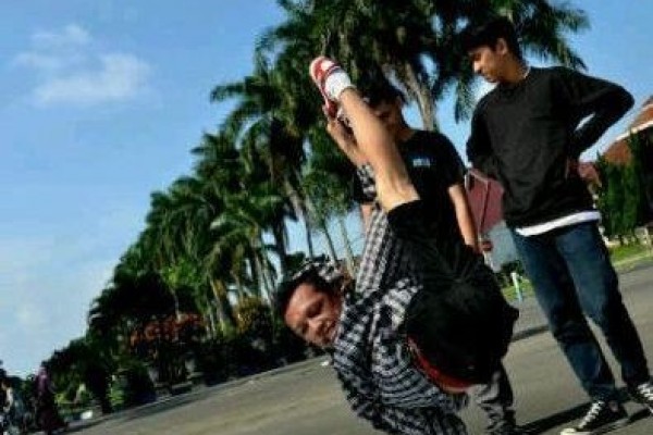 Dengan Satu Kaki Arif Setyo Budi Jago Break Dance