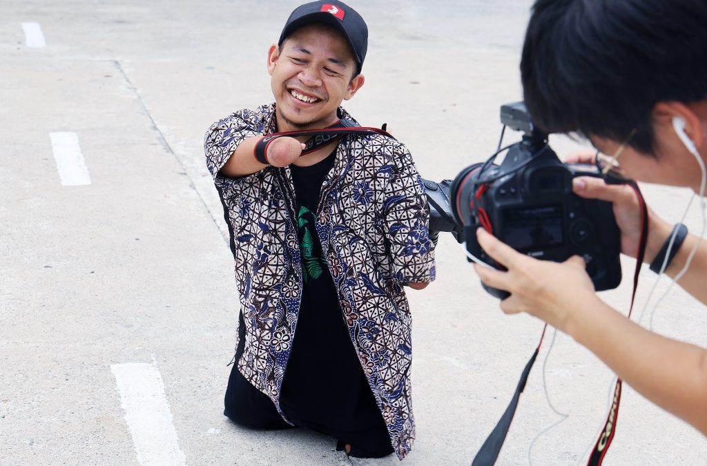 Tanpa Tangan dan Kaki Achmad Dzulkarnain Jadi Fotografer