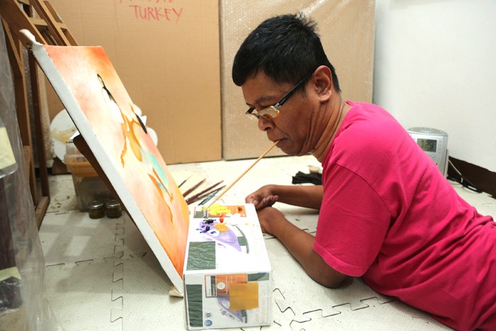 Dengan Keterbatasan Faisal Jadi Pelukis