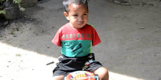 Terlahir Tanpa Kedua Tangan Haikal Tetap Mandiri