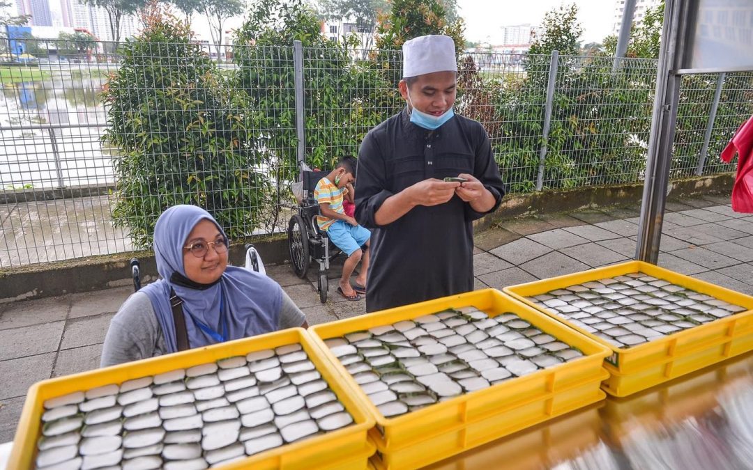 Ina Tanpa Tangan Dan Kaki Semangat Jualan Kue