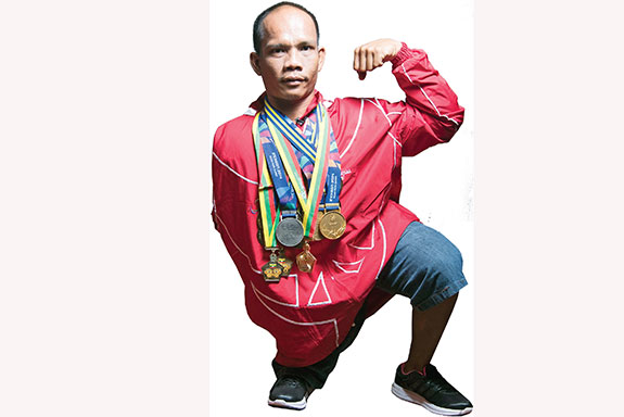 Mulyana Dengan Satu Tangan Pecahkan Recor Renang