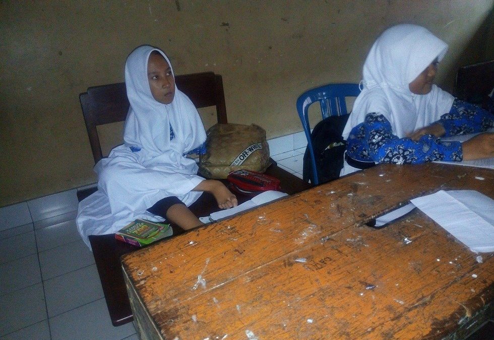 Terlahir Tanpa Kedua Tangan Nirmala Semangat Sekolah