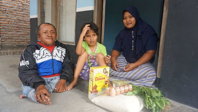 Pak Ponijo Penjual Koran Pahlawan Anak Difabel