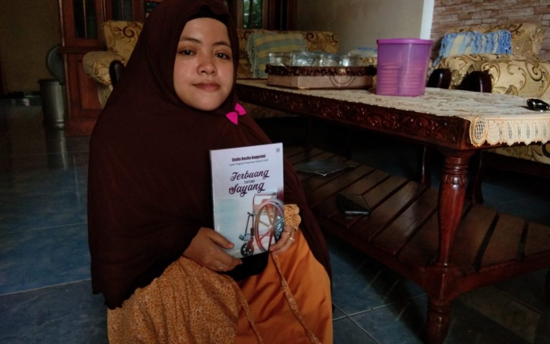 Stella Rosita Dengan Keterbatasan Jadi Penulis Buku