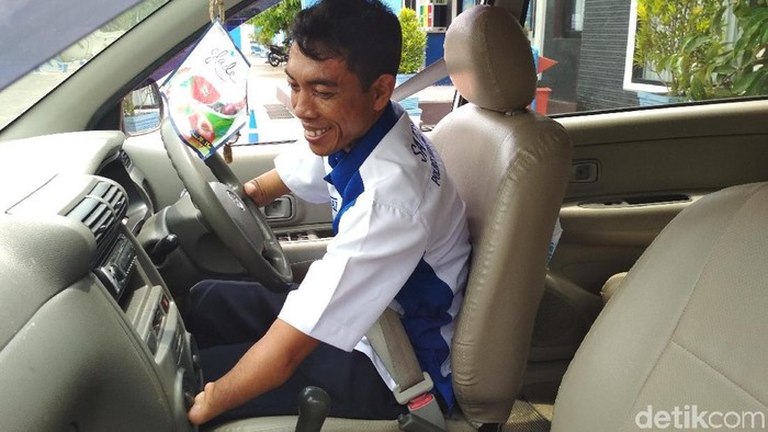 Subandi Pria Dengan Keterbatasan Jadi Penguji Praktik SIM