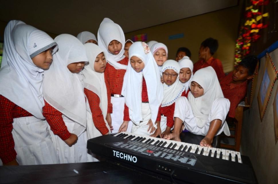 Perempuan Cilik Meniti Mimpi Dengan Jemari Kaki