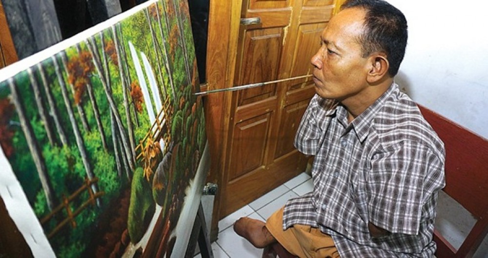 Pria Disabilitas Hebat Melukis Dengan Mulut