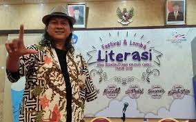 Seorang Penulis Novel Disabilitas yang Menginspirasi