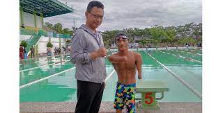 Seorang atlit Perenang Tanpa mempunyai Kedua Tangan