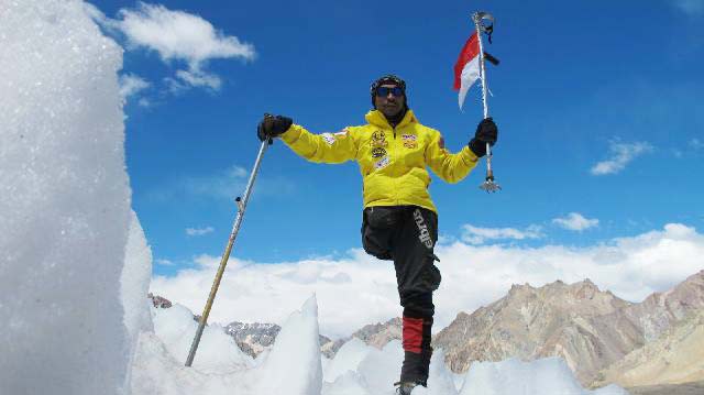 Seorang Pendaki Asal Solo dengan Keterbatasannya Yang Hanya Memiliki Satu Kaki