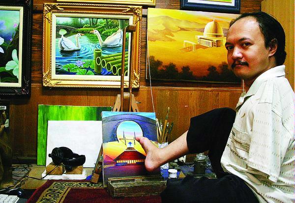 Pelukis Tanpa Lengan Yang Enggan Disebut Disabilitas