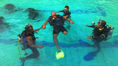 Syamsul Arifin Atlet Difabel Mencoba Pengalaman Baru Dengan Belajar Menyelam