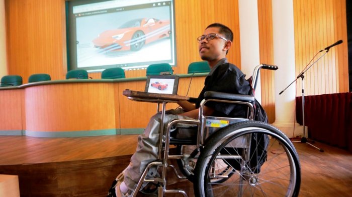 Mahasiswa Difabel UGM Perancang Mobil Listrik