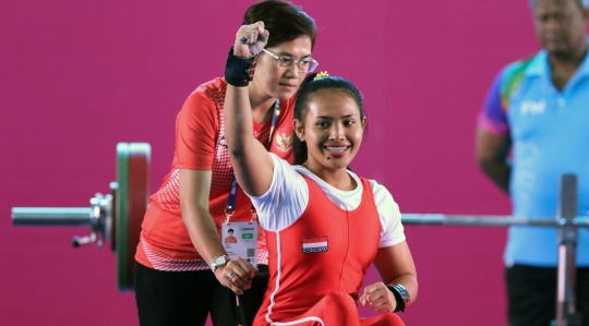 Seorang Atlit Angkat Berat Berprestasi Dengan Keterbatasan Fisiknya