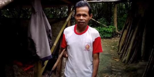 Keterbatasan Fisik, Pria Ini Hidup di Hutan dengan Rumah Sederhana Selama 20 Tahun