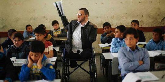Kegigihan Guru di Gaza Tetap Mengajar Meski Tak Punya Kaki & Tangan