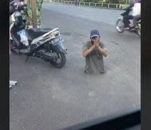 Perjuangan Tukang Parkir dengan Keterbatasan Fisik Tetap Bersemangat