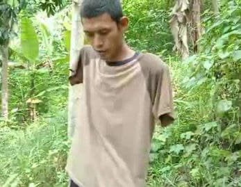 Tanpa Kedua Tangan, Hatib Modifikasi Sandal Jadi Cangkul untuk Berkebun
