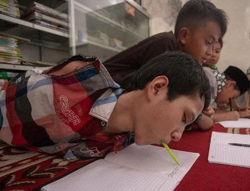 Keterbatasan Fisik Tak Membuatnya Berbeda