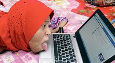 Meski Cacat Fisik, Wanita Ini Sukses Jualan Online