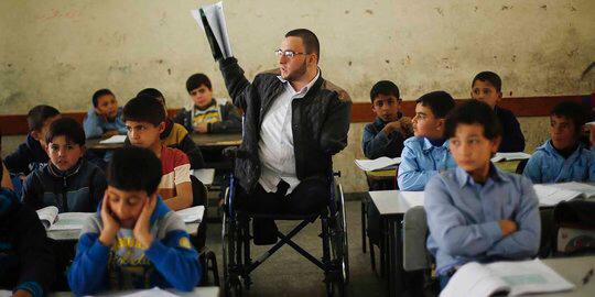 Kegigihan Guru di Gaza Tak Punya Kaki & Tangan