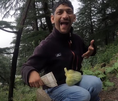 Pria Difabel Ini Semangat Jualan Jeruk di Pinggir Jalan Demi Sang Ibu