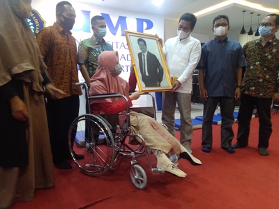 Gadis Difabel Jago Melukis Dapat Beasiswa Kuliah