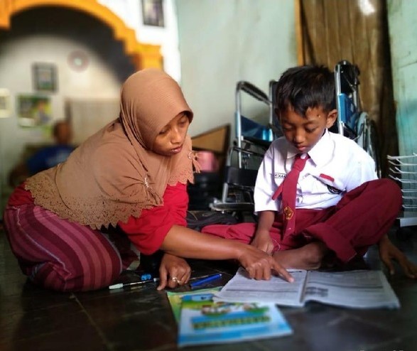 Fatan Terus Bersekolah Meski Kakinya Tak Bisa Melangkah