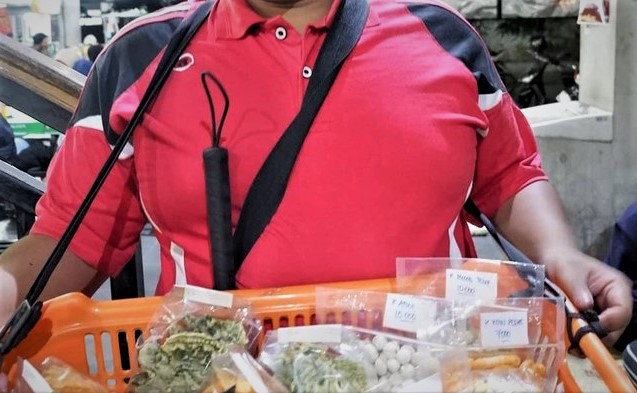 Tunenetra Penjual Camilan