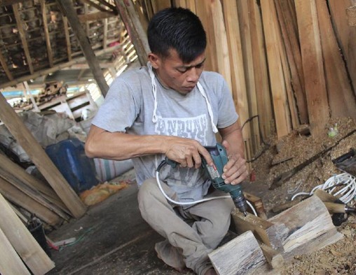 Pria Difabel Pembuat Bingkai Kayu di Padalarang