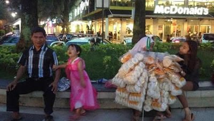 Pasangan Tunanetra Penjual Kerupuk