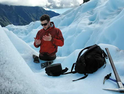 Fotografer tak berkaki yang mengambil gambar orang-orang yang menatapnya