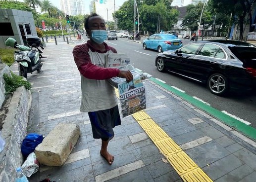 Santo, Penjual Koran dengan Satu Kaki di Cikini