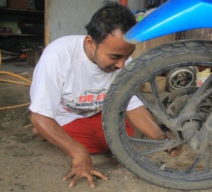 Difabel Sejak Lahir Tak Lunturkan Semangat Zulkifli Jadi Montir