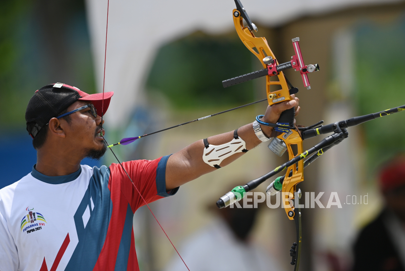 Kholidin Raih Emas Panahan Recurve Elite Putra
