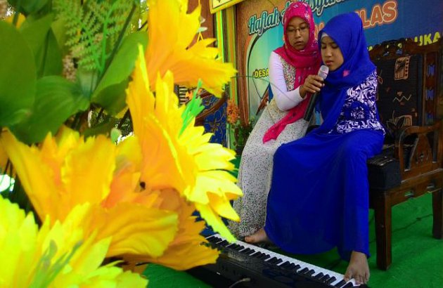 Gadis Tanpa Lengan Ini Bisa Main Piano Dan Menyanyi