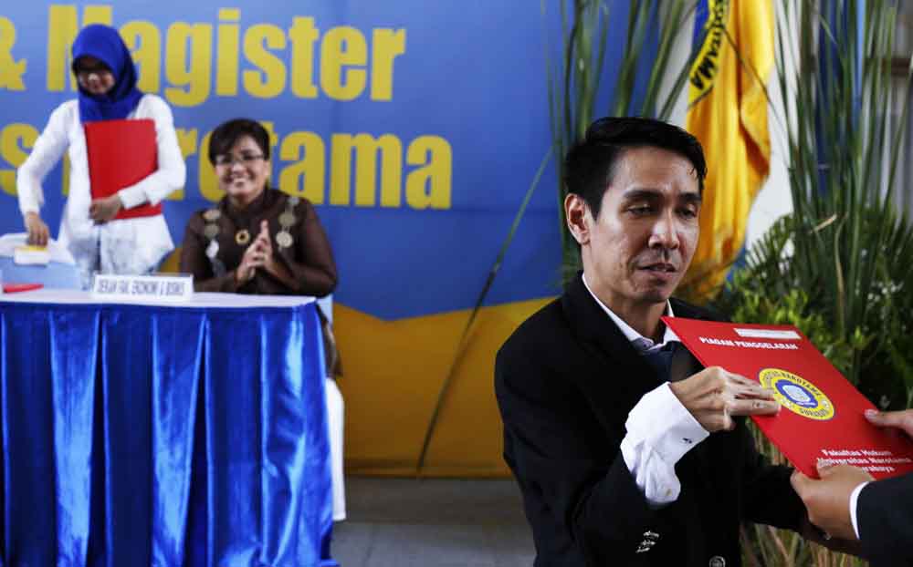 Mahasiswa Difabel Raih Gelar Magister Kenotariatan