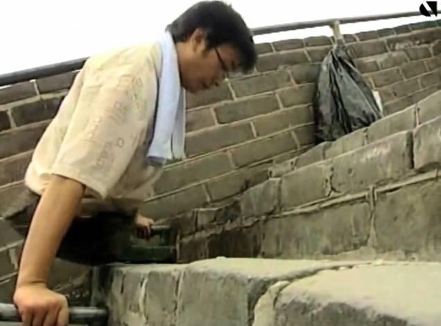 Tanpa Kedua Belah Kaki, Pemuda ini Mendaki Tembok China