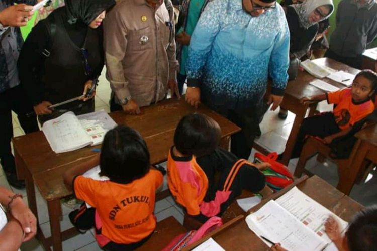 Melisa, Siswa SD Berprestasi Meski Menulis Hanya dengan Kaki