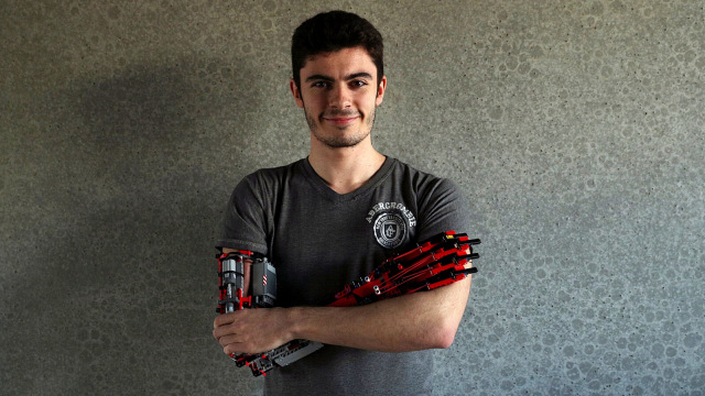 Mahasiswa Tunadaksa Sukses Bikin Tangan Buatan dari Lego