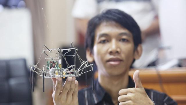 Ahmad Sobandi, Pemuda Difabel Ciptakan Robot dari Barang Bekas