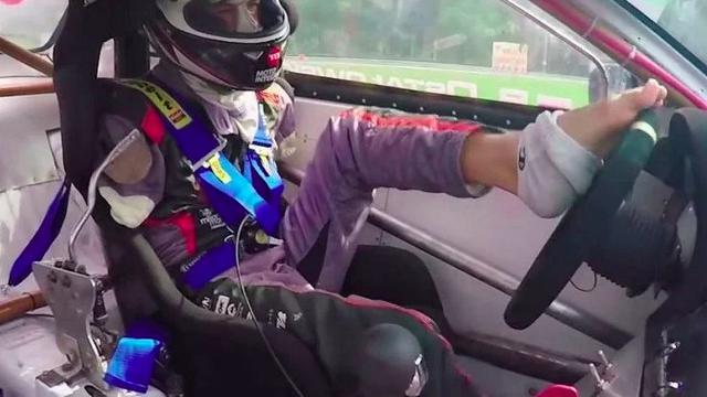 Meski Tak Miliki Tangan, Pria Ini Berhasil Jadi Pembalap Profesional